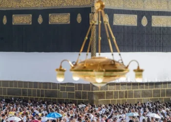 الحجاج يؤدون طواف الإفاضة بعد رمي جمرة العقبة الكبرى