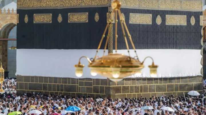 الحجاج يؤدون طواف الإفاضة بعد رمي جمرة العقبة الكبرى