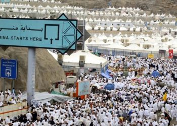 توافد حجاج بيت الله إلى مشعر منى في يوم التروية
