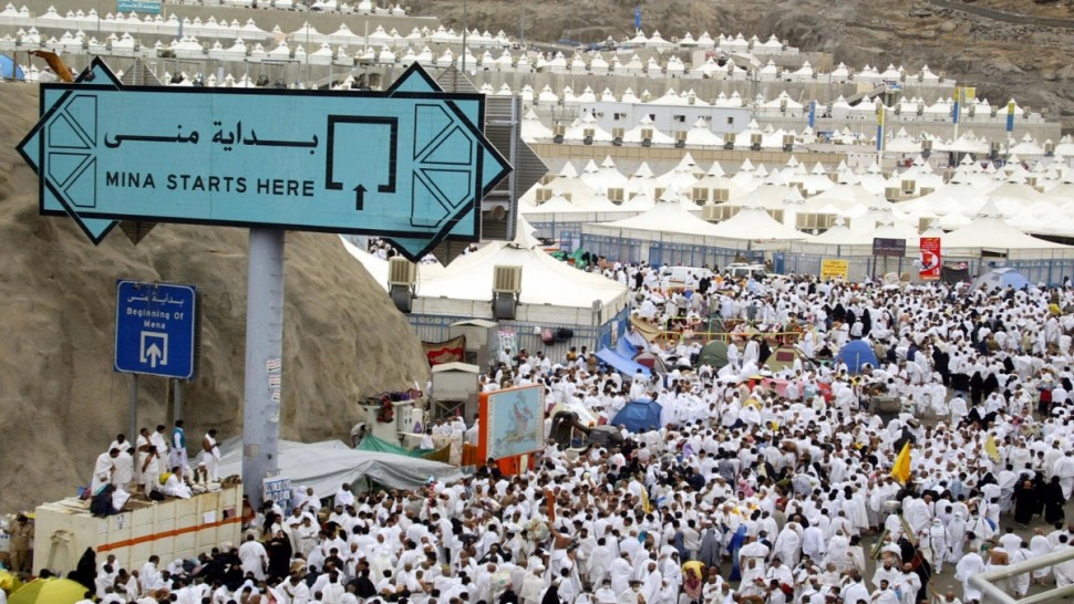 توافد حجاج بيت الله إلى مشعر منى في يوم التروية