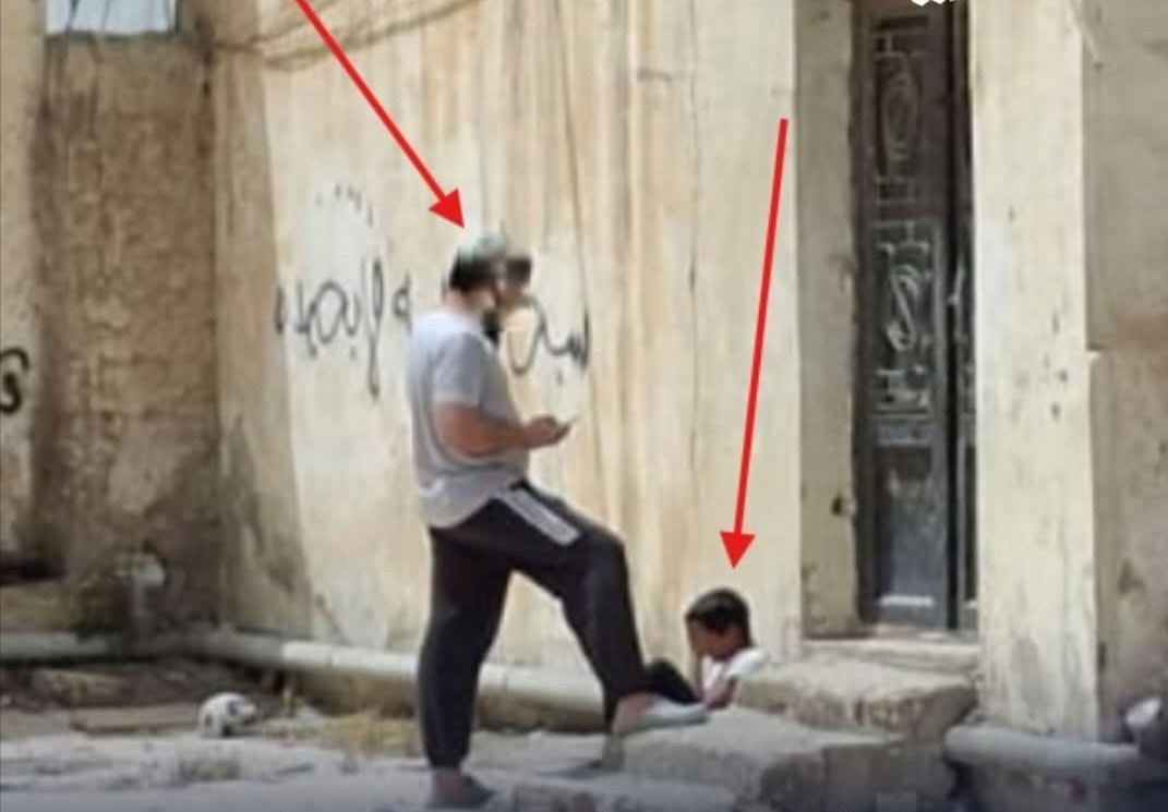 زوجة صاحب المنزل في حادثة إربد: الطفل لم يدخل بسبب الكرة.. وتقدّمنا بشكاوى سابقة بعد تكرار دخول الطلاب للمنزل