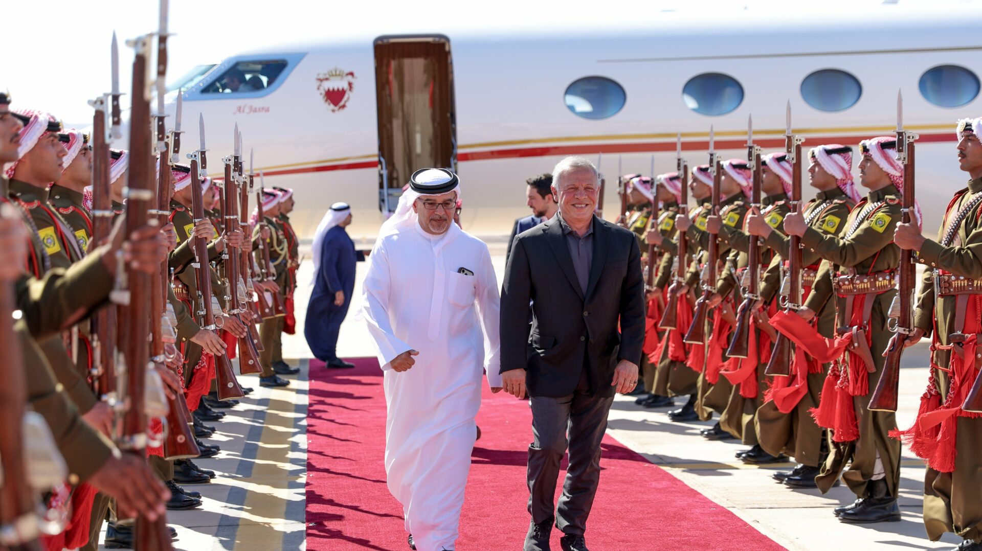 الملك يستقبل ولي عهد البحرين في العقبة