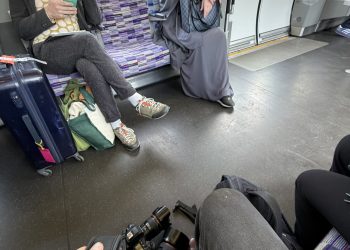 صورة لمنتقبة في حافلة لندن تشعل عاصفة إسلاموفوبيا على إكس