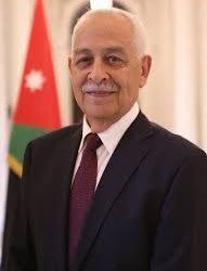 رئيس الديوان الملكي ينقل تمنيات الملك وولي العهد لوالد الشهيد الكساسبة بالشفاء العاجل