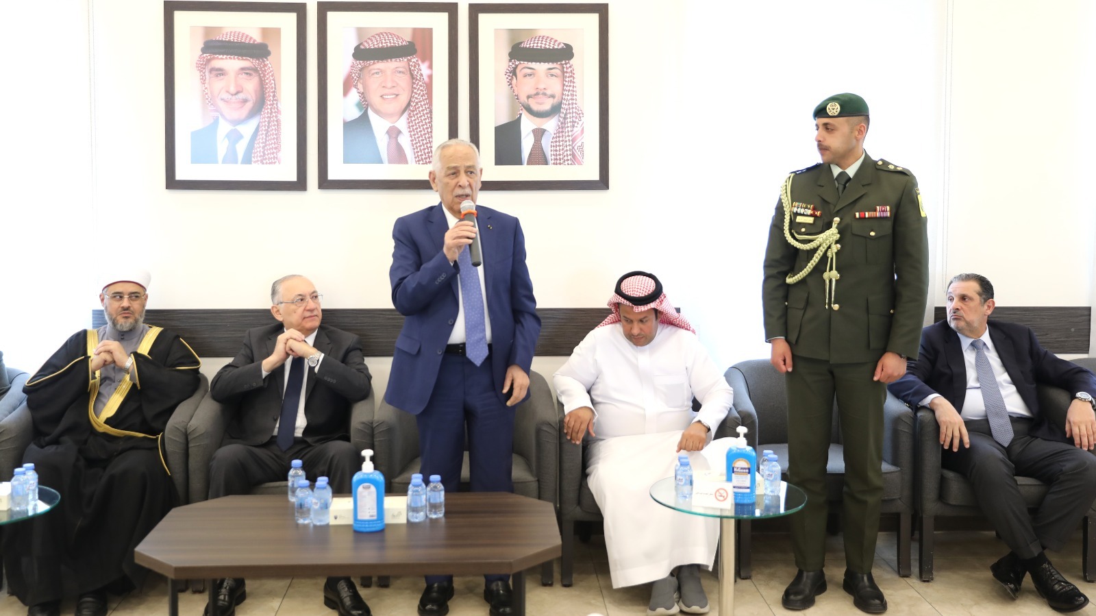 مندوبا عن الملك وولي العهد.. العيسوي يعزي عشيرة حجازي↗