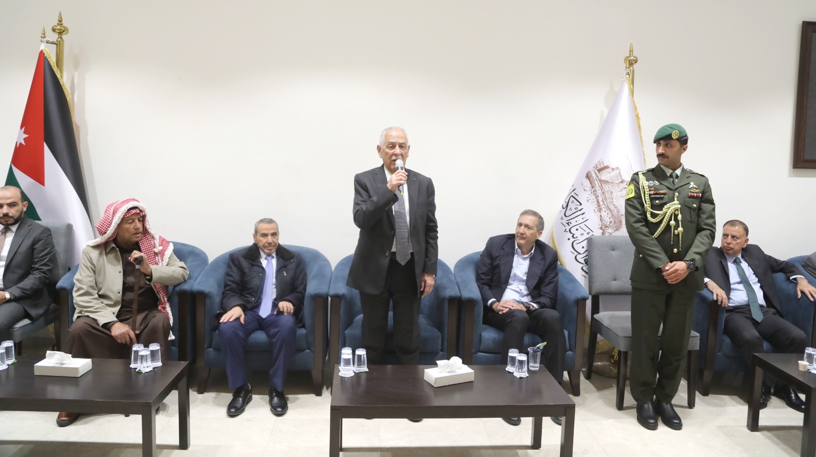 مندوبا عن الملك وولي العهد.. العيسوي يعزي الطراونة والصعوب