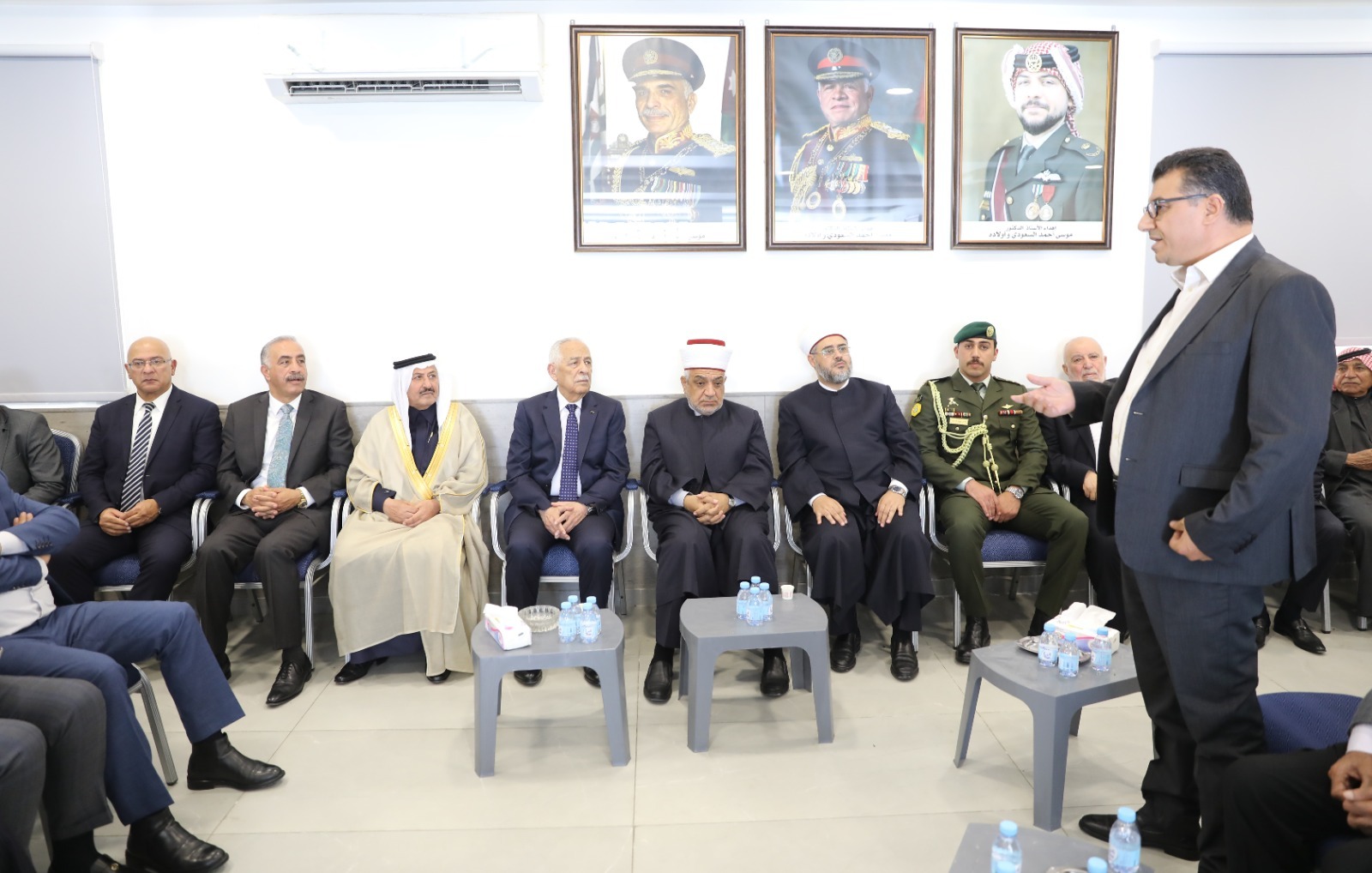 مندوبا عن الملك وولي العهد.. العيسوي يعزي بوفاة شقيق وزير الزراعة السابق