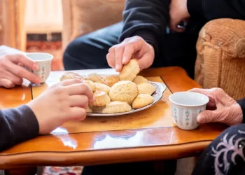 العواد: المنافسة والعروض غيّرت عادات شراء الحلويات في الأعياد