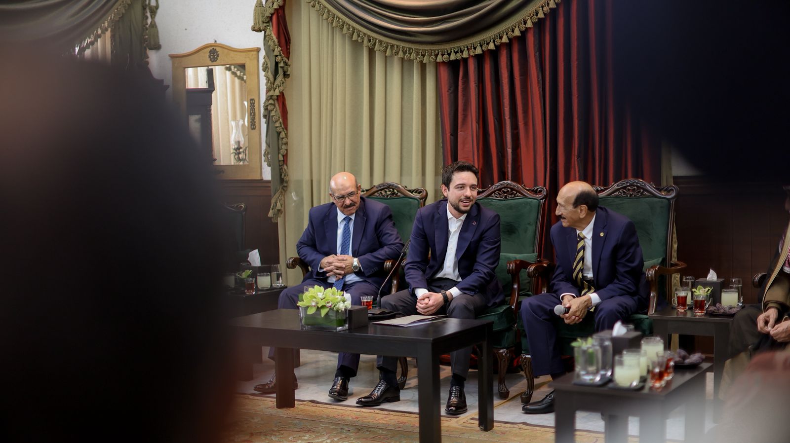 ولي العهد يلتقي وجهاء وممثلين عن عشائر العجارمة