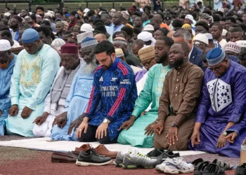 الحجاب وقميص أرسنال.. كيف تحولت مشاركة ممداني في صلاة العيد إلى معركة هوية؟