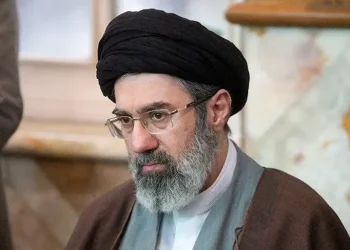 الرئيس الإيراني يكشف عن لقاء مع المرشد مجتبى خامنئي