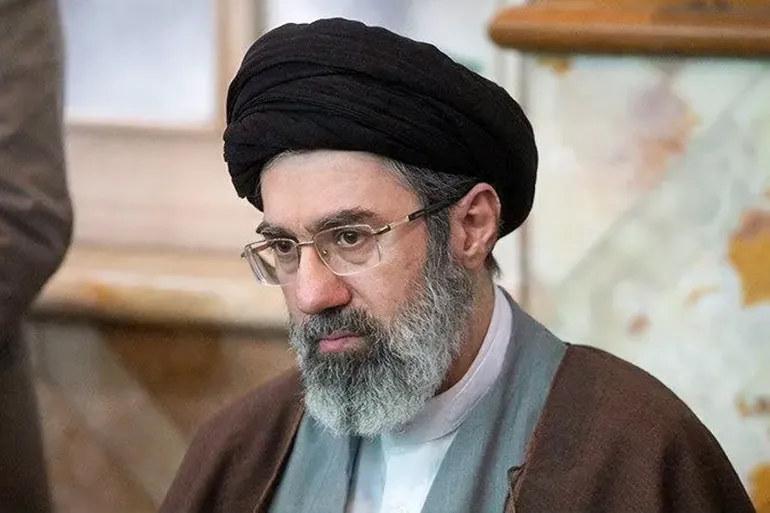 الرئيس الإيراني يكشف عن لقاء مع المرشد مجتبى خامنئي