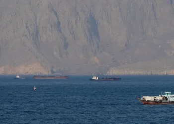 البحرية الأمريكية تبدأ اليوم بمرافقة السفن العالقة لعبور مضيق هرمز