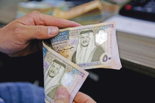 طلب متزايد على الدينار لدى شركات الصرافة المحلية مع حلول عيد الأضحى