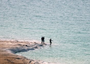 شاطئ البحر الميت يستقطب 4 آلاف زائر بعطلة نهاية الأسبوع