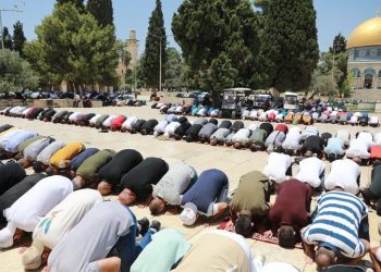 70 ألفا يؤدون صلاة الجمعة في المسجد الأقصى