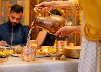 الحقيقة العلمية وراء شرب الماء في الأوعية النحاسية