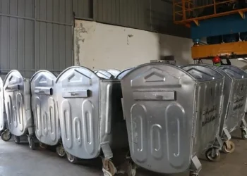 بلدية الرصيفة تطرح عطاءً لشراء نحو 400 حاوية جديدة