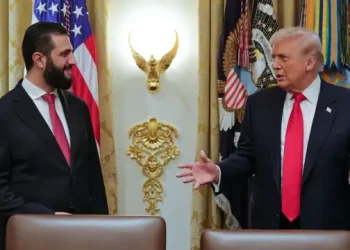ترامب: أقترب من تسليم ملف حزب الله لسوريا ومنح القوة للشرع