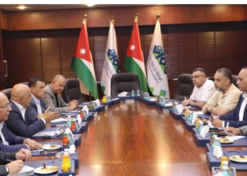 تجارة عمان تبحث تحديات قطاع تأجير السيارات ونظام الترخيص الجديد