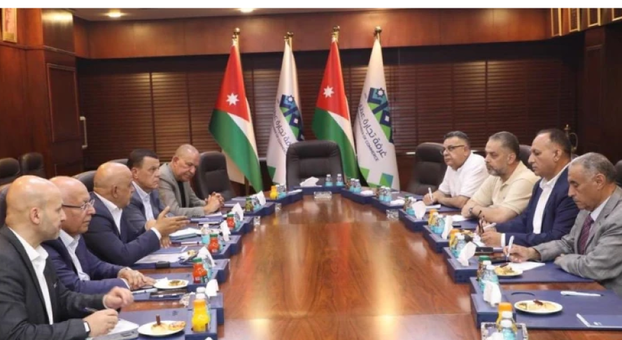 تجارة عمان تبحث تحديات قطاع تأجير السيارات ونظام الترخيص الجديد