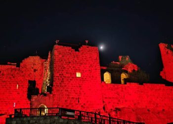 معالم تاريخية وسياحية تكتسي بالأحمر في مشهد وطني داعم للنشامى
