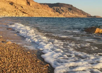 خط الماء يتراجع.. ماذا تكشف الأقمار الصناعية عن شواطئ البحر الميت؟