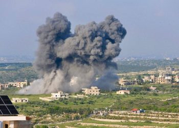 غارة إسرائيلية جديدة جنوب لبنان .. والنازحون يدفنون القتلى في قبور مؤقتة