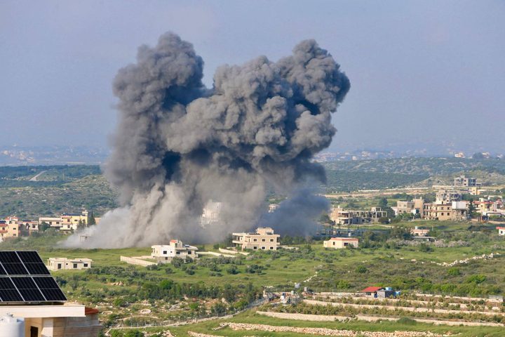 غارة إسرائيلية جديدة جنوب لبنان .. والنازحون يدفنون القتلى في قبور مؤقتة