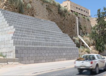 الآثار العامة: تجميع أكثر من 300 حجر من جدار قلعة الكرك المنهار لاستخدامها بأعمال الترميم