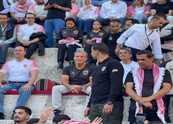 رئيس الوزراء يتابع مباراة النشامى والنمسا بين الجماهير في المدرج الروماني