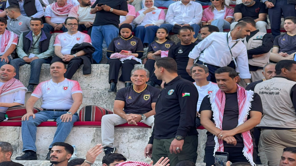 رئيس الوزراء يتابع مباراة النشامى والنمسا بين الجماهير في المدرج الروماني