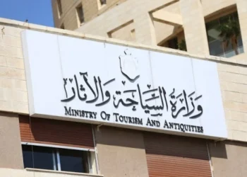 موظفة في السياحة تقتحم مكتب الوزير! .. والأمن يتدخل