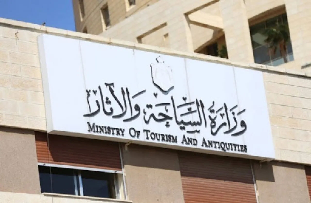 موظفة في السياحة تقتحم مكتب الوزير! .. والأمن يتدخل