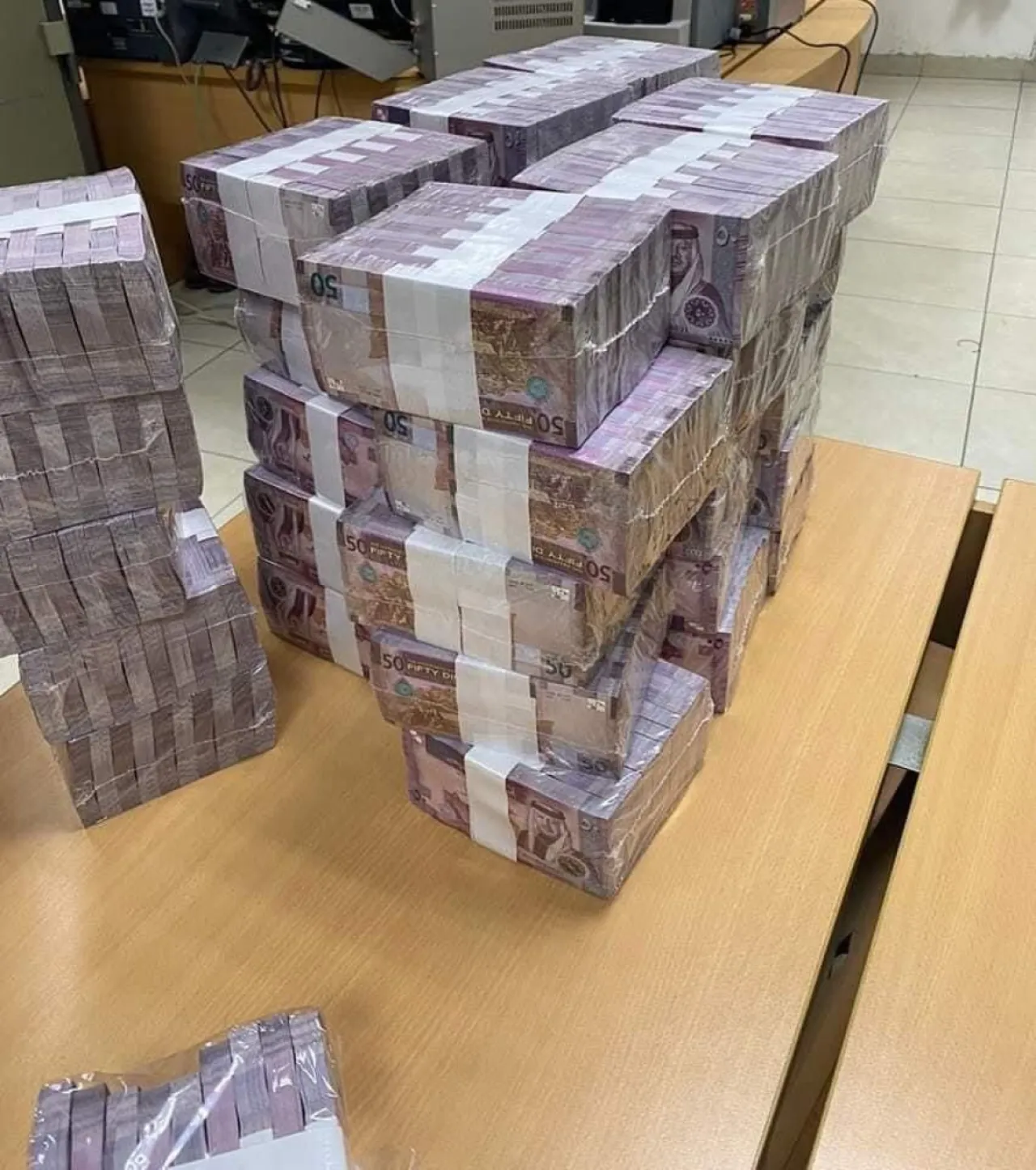 الحكومة تطفي ديونا بقيمة 1.250 مليار دينار في أول 5 أشهر من العام الحالي