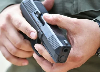 وفاة شخص متأثراً بإصابته بعيار ناري في مخيم إربد وضبط الجناة
