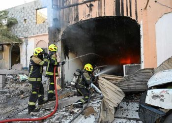 إصابة طفلة واحتراق مركبات وتضرر منازل جراء العدوان الإيراني على البحرين