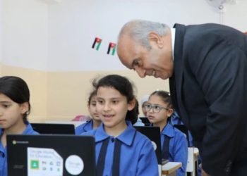 وزير التربية يشيد بتوظيف الذكاء الاصطناعي في تعليم طلبة المدارس