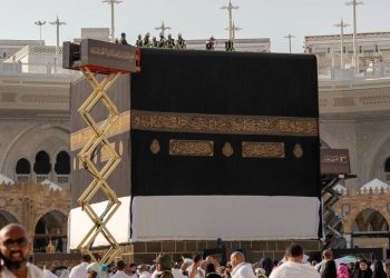 الكعبة المشرفة ترتدي حلتها الجديدة مع مطلع العام الهجري الجديد 1448هـ