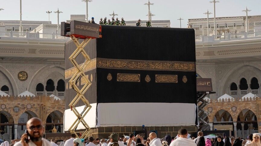 الكعبة المشرفة ترتدي حلتها الجديدة مع مطلع العام الهجري الجديد 1448هـ