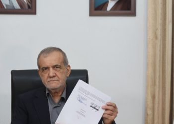 توقيعا ترامب وبزشكيان جنبا إلى جنب على وثيقة تاريخية