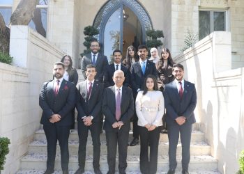 العيسيوي يلتقي وفدا من جمعية طلاب الصيدلة الأردنية