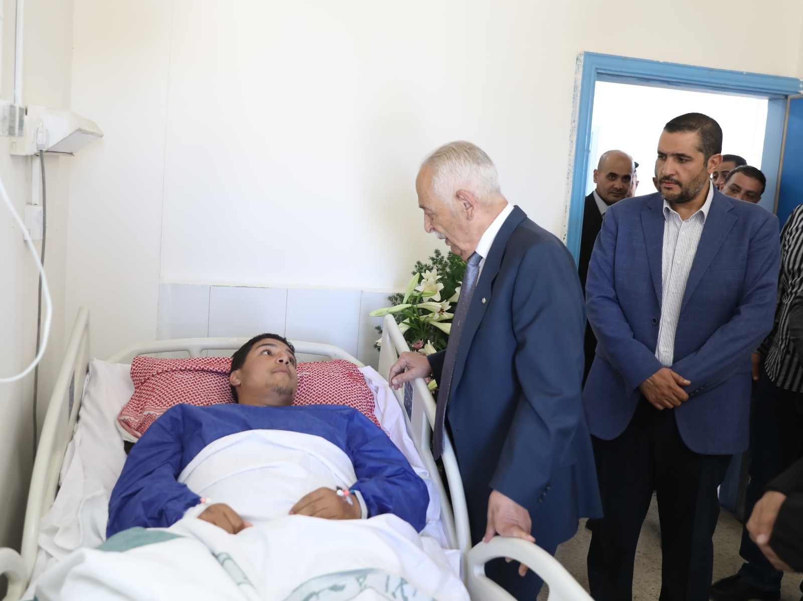 مندوبا عن الملك وولي العهد.. العيسوي يعزي بوفاة الشاب الدماسي إثر حادثة المدرج الروماني وينقل تمنياتهما بالشفاء للمصاب طريش