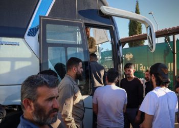 سوريا تتسلم 128 سجيناً من لبنان ضمن اتفاقية نقل المحكومين