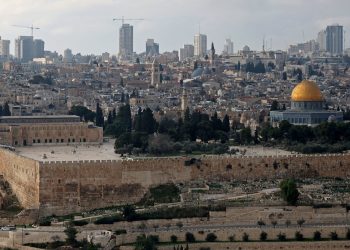 إسرائيل تفرغ معالم المسجد الأقصى بذرائع أمنية