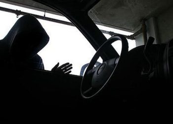 ملثم يسرق محتويات أكثر من 20 سيارة داخل كراجات البنايات في إربد