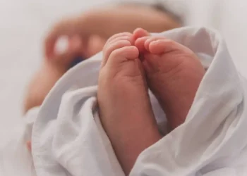 مدعي عام الجنايات الكبرى يوقف أما بتهمة قتل رضيعتها خنقا في عمان