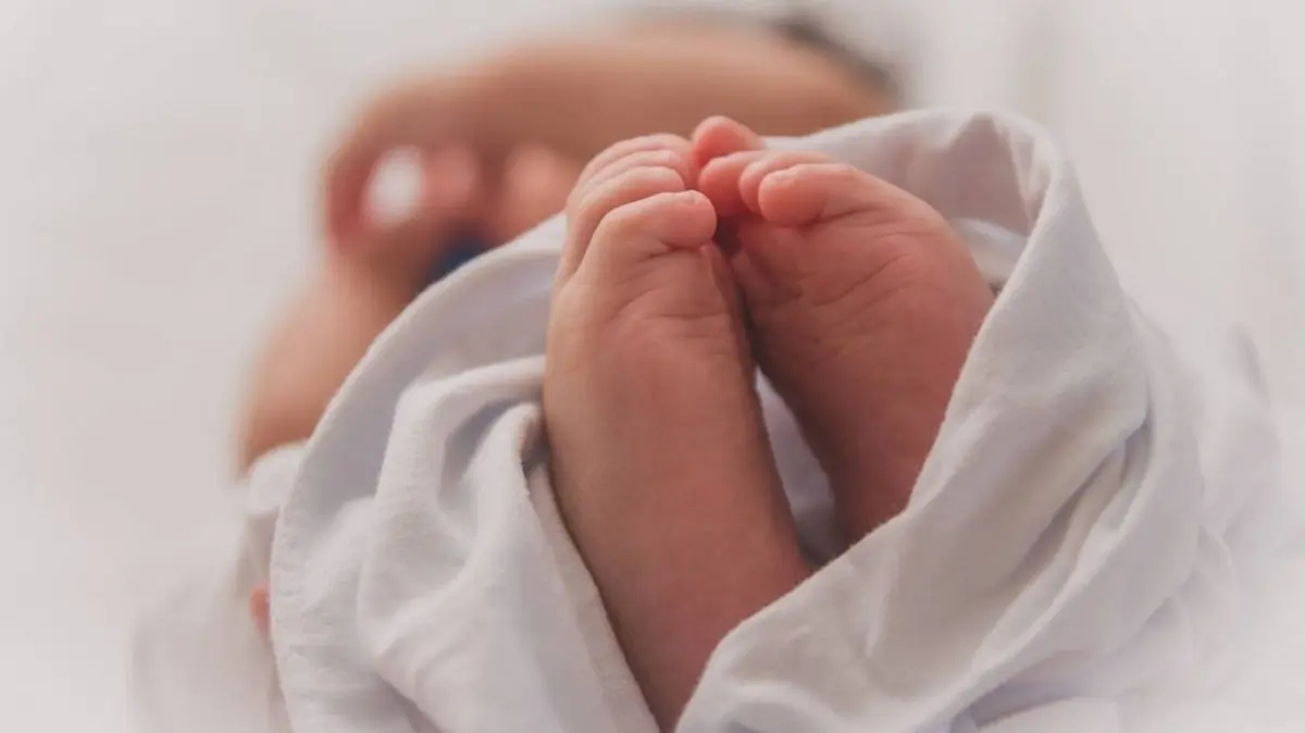 مدعي عام الجنايات الكبرى يوقف أما بتهمة قتل رضيعتها خنقا في عمان