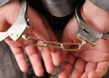 القبض على شخص حاول سرقة محتويات مركبة في عمان