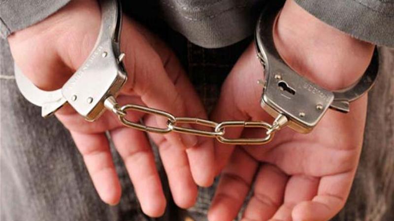القبض على شخص حاول سرقة محتويات مركبة في عمان
